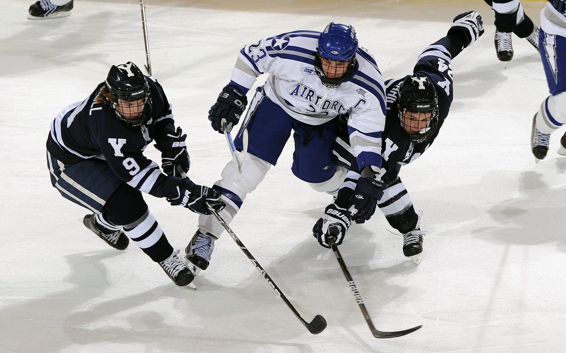绿茵场险胜与乒乓台横扫，体育竞技中的偶然与必然